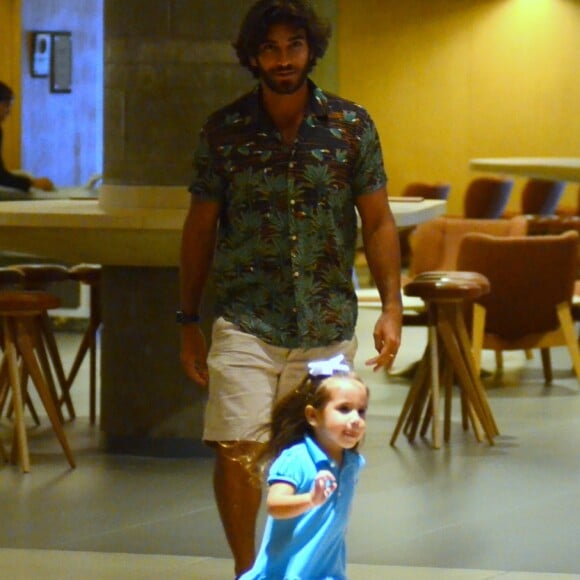 Maria Flor se divertiu com o pai, Hugo Moura, no shopping