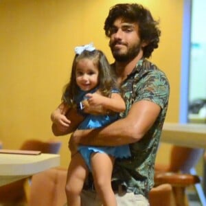 Hugo Moura e a filha, Maria Flor, passeando em um shopping da Barra da Tijuca, no Rio