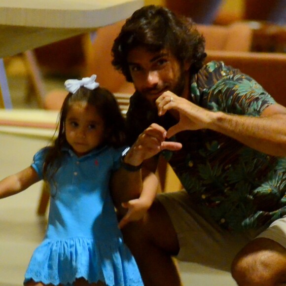 Hugo Moura incentivou a filha, Maria Flor, a acenar para o paparazzo