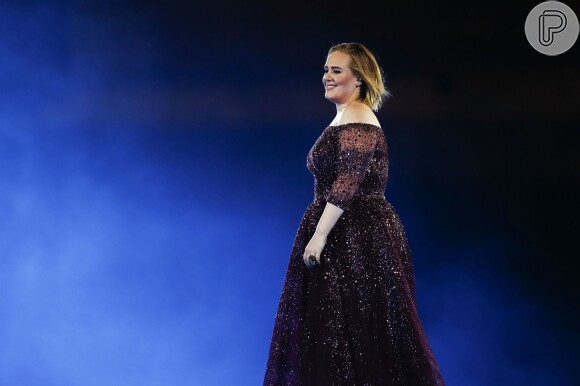 Adele comemorou os 30 anos com uma festa inspirada no filme 'Titanic' (1997). Veja abaixo!