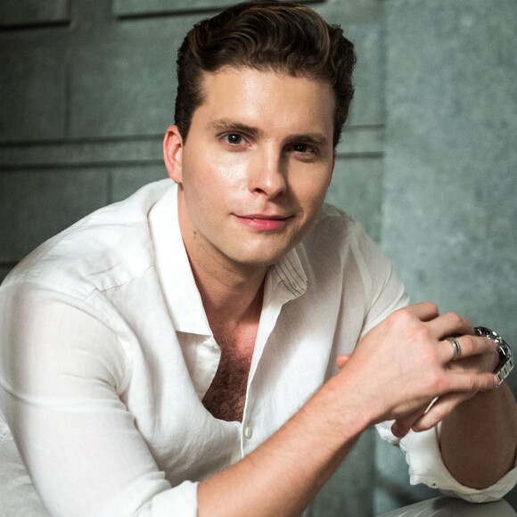 Thiago Fragoso tem chegado mais tarde nas gravações para não ter que esperar o resto do elenco se arrumar