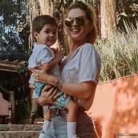 Aline Gotschalg dá celular para filho em restaurante, mas pondera: 'Já julguei'