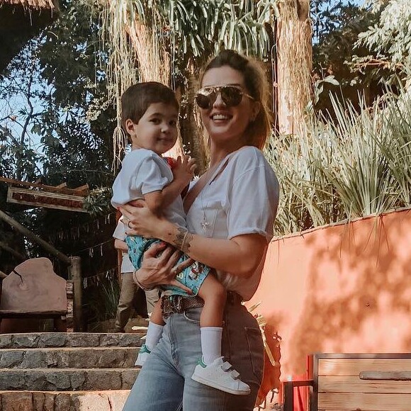 Aline Gotschalg explicou por que o filho, Lucca, de 2 anos, estava com celular em um restaurante