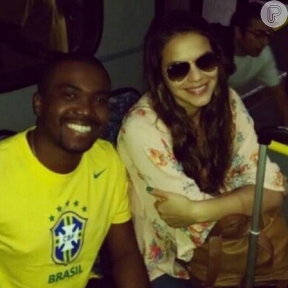 Bruna Marquezine viaja para Fortaleza e posa ao lado de fãs no aeroporto do Rio de Janeiro (4 de julho de 2014)