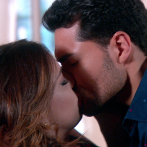 Cecília (Bia Arantes) beija Gustavo (Carlo Porto) depois de se reconciliarem, na novela 'Carinha de Anjo'