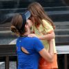 Grazi Massafera deu um selinho na filha, Sofia, após corrida com namorado na praia