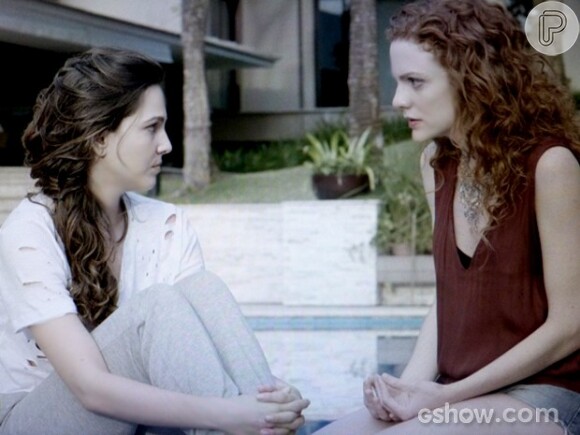 Vanessa (Maria Eduarda) pede a Marina (Tainá Müller) uma última chance de ficar com ela, na novela 'Em Família'