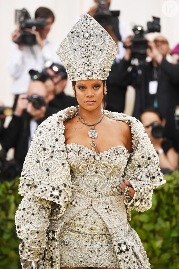 Assinado por John Galliano, o look inspirado de Rihanna no produzido pelo estilista para a coleção Alta Costura de Outono/Inverno da Dior em 2000, que está na exposição que integra o evento