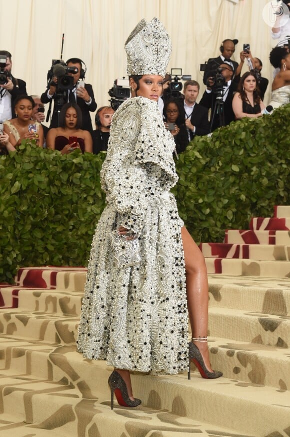 Rihanna faz referência ao papa em look escolhido para o Met Gala 2018, realizado nesta segunda-feira, dia 07 de maio de 2018