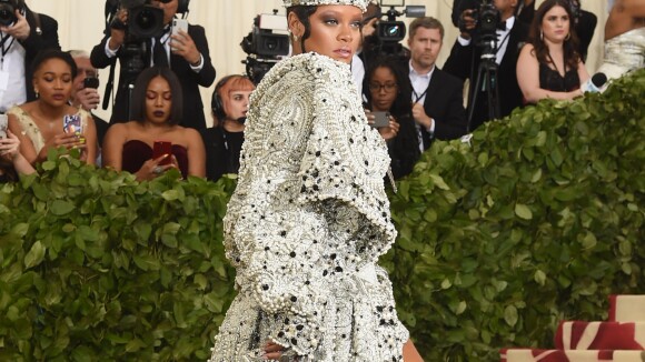 Autoridade fashion! Rihanna encarna papisa em look no Met Gala 2018. Fotos!