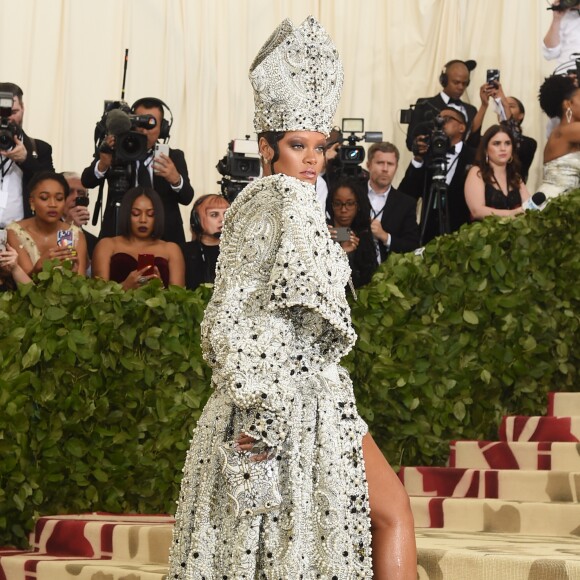 Rihanna faz referência ao papa em look escolhido para o Met Gala 2018, realizado nesta segunda-feira, dia 07 de maio de 2018