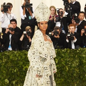 Rihanna foi com um look bordado da cabeça aos pés