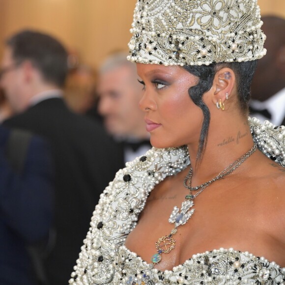 As joias escolhidas por Rihanna para o Met Gala completaram o ar 'divino' da produção: um cordão com uma pomba cravejada de diamantes e com crucifixo