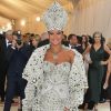 Rihanna causou no tapete vermelho do Met Gala com um look inspirado no papa
