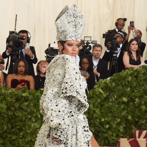 Rihanna completou a produção com scarpin Louboutin com brilhos