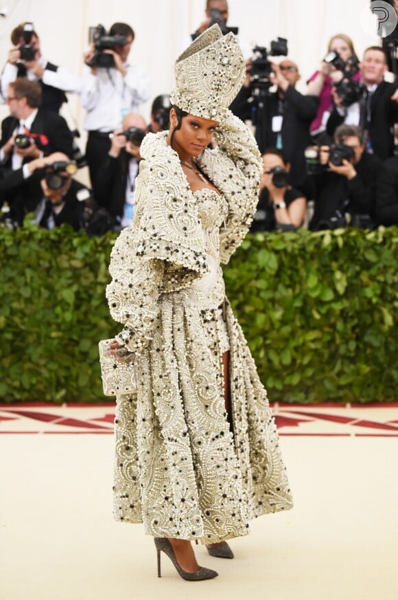 Pedras, pérolas e bordados se destacaram no look cheio de personalidade usado por Rihanna no Met Gala 2018