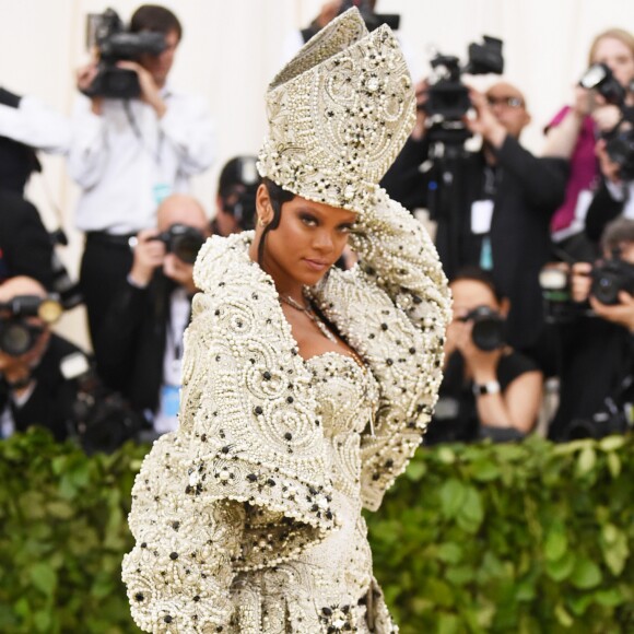 Pedras, pérolas e bordados se destacaram no look cheio de personalidade usado por Rihanna no Met Gala 2018