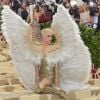 Katy Perry aproveitou as escadarias Metropolitan Museum of Art, em Nova York, para fazer poses