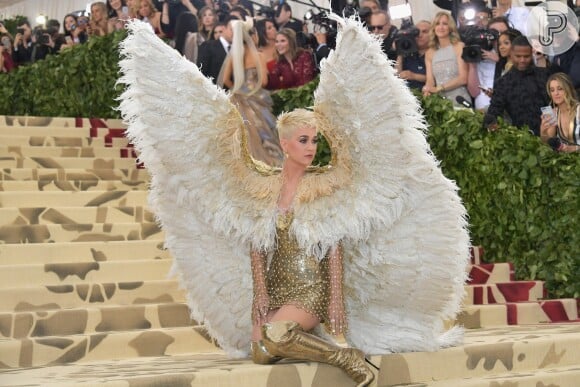 Katy Perry aproveitou as escadarias Metropolitan Museum of Art, em Nova York, para fazer poses