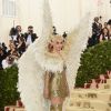 Katy Perry usou minivestido lamé de ouro, botas de cano alto no MET Gala