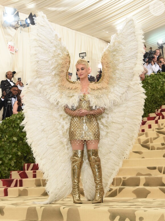 Katy Perry disse em entrevista ter se inspirado nos desenhos de Donatella Versace e pediu a estilista que fosse ainda mais ousado