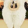 Katy Perry exibe detalhes de seu look com asas no Met Gala 2018