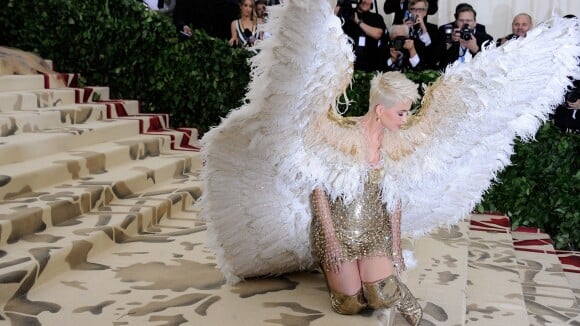 De look Versace, Katy Perry surge de anjo no Met Gala 2018: 'Me sinto celestial'