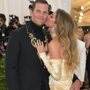 Gisele Bündchen dá beijo no rosto de Tom Brady no tapete vermelho do MET Gala