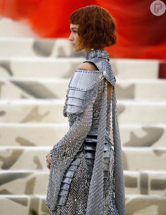 Zendaya usou look Versace metálico e repleto de armaduras