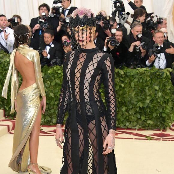 Cara Delevingne usou vestido com transparência no Met Gala 2018