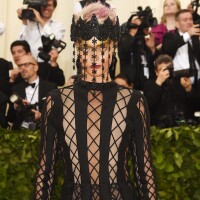 De coroa, Cara Delevingne revela lingerie em look Dior ousado no Met Gala