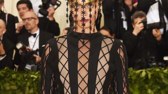 De coroa, Cara Delevingne revela lingerie em look Dior ousado no Met Gala