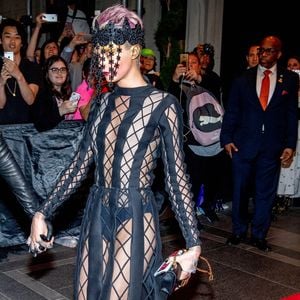 Cara Delevingne marcou presença na edição 2018 do MET Gala, baile de gala do Mertropolitan Museum of Art