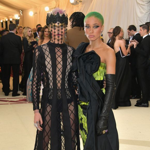 Cara Delevingne posou para fotos com Adwoa Aboah no Met Gala 2018