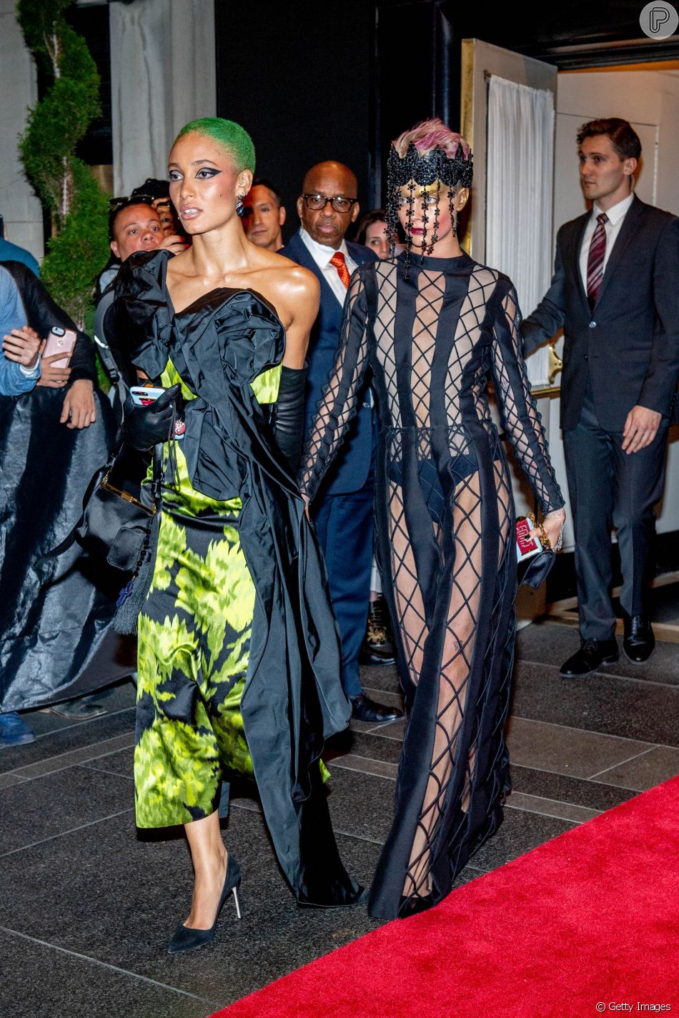 Cara Delevingne e Adwoa Aboah marcaram presença no baile de gala do