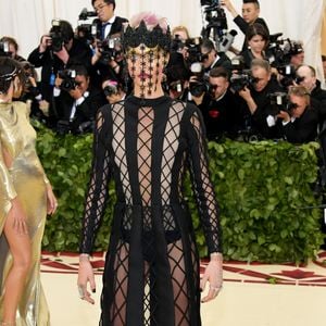 Cara Delevingne apostou em um look ousado para a edição 2018 do Met Gala