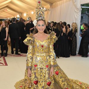 O look de Sarah Jessica Parker no Met Gala 2018 foi assinado pela grife Dolce & Gabbana