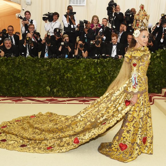 Sarah Jessica Parker levou um presépio na cabeça para o Met Gala 2018, no The Metropolitan Museum of Art, em Nova York, na segunda-feira, 7 de maio de 2018