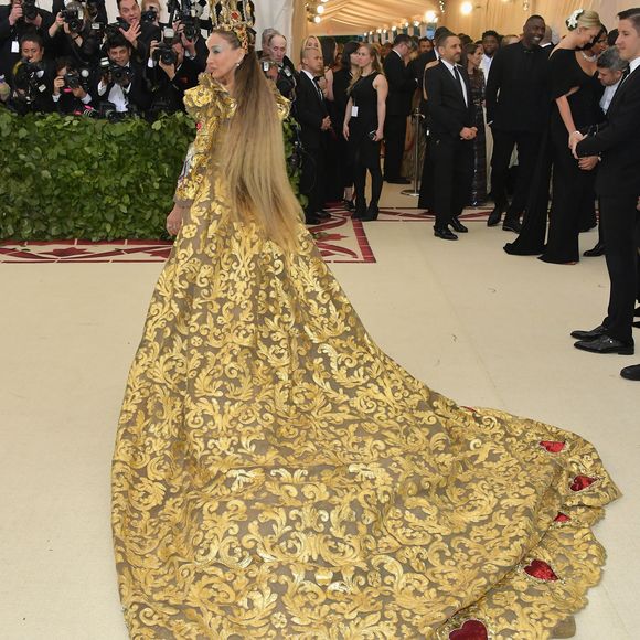 O vestido de Sarah Jessica Parker teve inspiração barroca, com enfeites do movimento e corações sagrados bordados