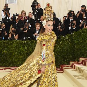 'Eles são católicos dedicados, cresceram com a igreja e fizeram esboços com sentimentos fortes e belos', afirmou Sarah Jessica Parker sobre o look no Met Gala