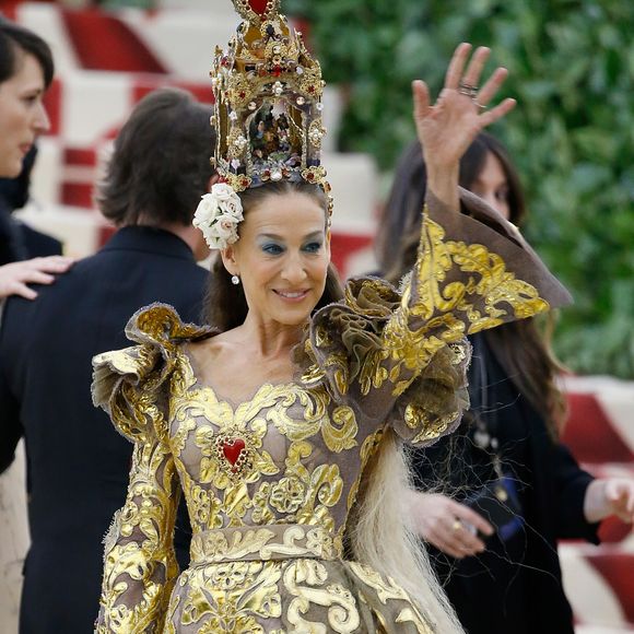 Sarah Jessica Parker com look D&G e presépio na cabeça no Met Gala 2018