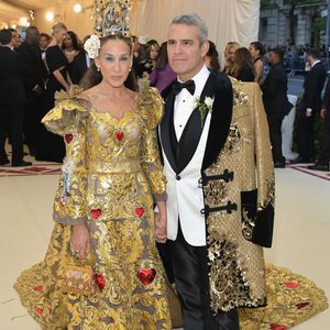Sarah Jessica Parker com o apresentador Andy Cohen no MET Gala 2018