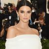 Kendall Jenner elegeu um jumpsuit ombro a ombro assinado pelo estilista Virgil Abloh para o Met Gala 2018