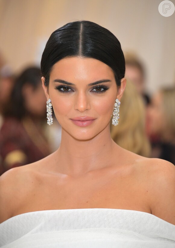 Kendall Jenner usou brincos de diamantes e platina da Tiffany