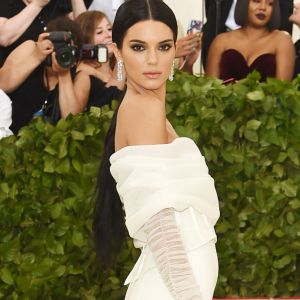 Kendall Jenner dispensou o vestido e apostou em um jumpsuit Virgil Abloh no Met Gala 2018, em Nova York, nesta segunda-feira, 7 de maio de 2018