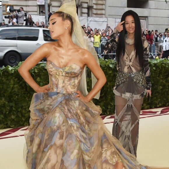Ariana Grande acompanhada da estilista Vera Wang, responsável por seu vestido no Met Gala 2018