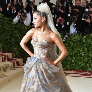 Ariana Grande levou uma pintura da Capela Sistina no vestido assinado por Vera Wang