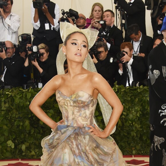 'Estou muito animada com o meu vestido. Eu amo', comemorou Ariana Grande