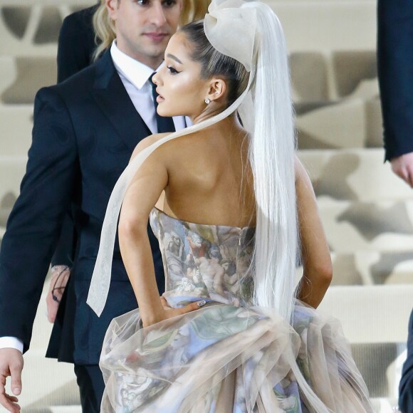 'Estou honrada em estar aqui. É meu primeiro Met e estou muito animada', afirmou Ariana Grande
