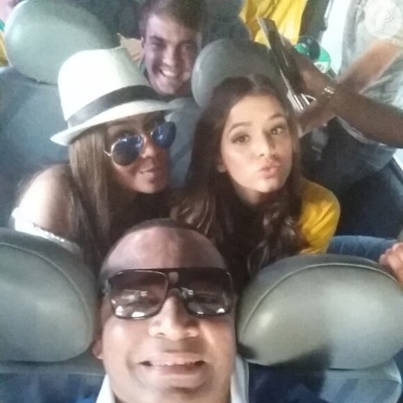 Bruna Marquezine vai ver o jogo Brasil X Colômbia acompanhada da família de Neymar na Arena Castelão, em Fortaleza